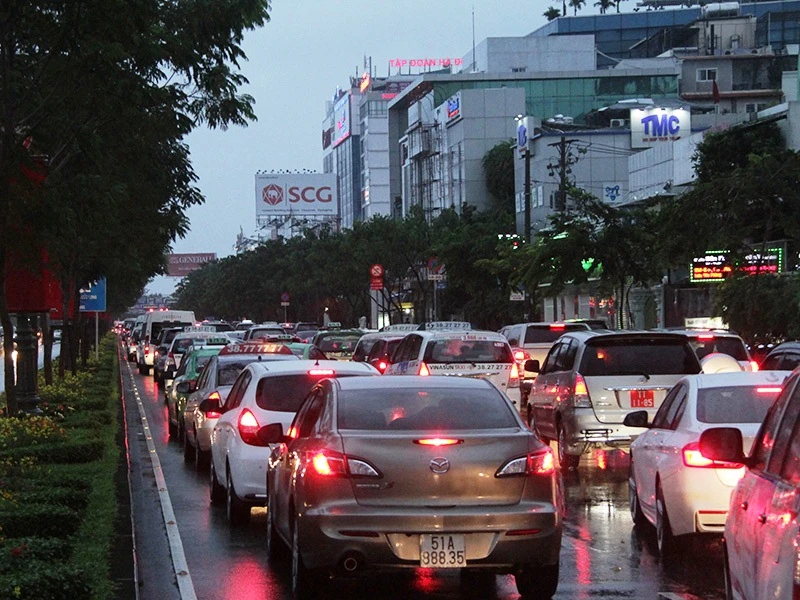 Mưa lớn, TP.HCM lại ngập nhiều nơi